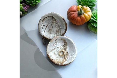 Ring Dish Pumpkin Antique White 4"