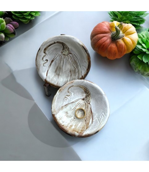 Ring Dish Pumpkin Antique White 4"